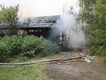 Eine Leichtverletzte und rund 200.000 Euro Sachschaden sind die Bilanz eines Brandes einer landwirtschaftlichen Halle am Sonntagnachmittag im Hofer Ortsteil Unterkotzau (Oberfranken). Foto: NEWS5/Fricke