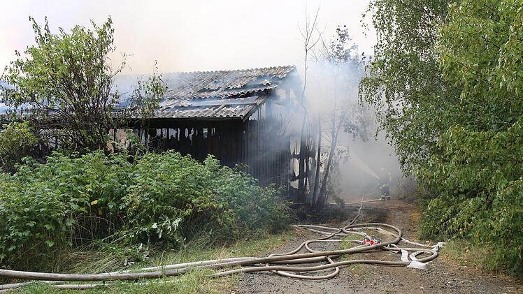 Eine Leichtverletzte und rund 200.000 Euro Sachschaden sind die Bilanz eines Brandes einer landwirtschaftlichen Halle am Sonntagnachmittag im Hofer Ortsteil Unterkotzau (Oberfranken). Foto: NEWS5/Fricke