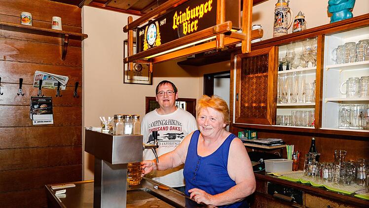 Jürgen und Käthe Rösch zapfen in der Gaststätte "Zum Haidelbach".