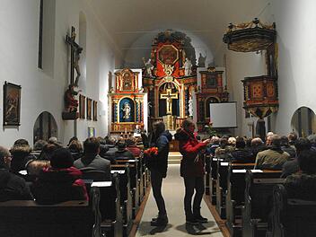 Passend zur Geschichte "Vom unsichtbaren Königreich" wurden in der Segensfeier für Liebende in der Klosterkirche am Volkersberg Rosen an die Besucher verteilt. Stephanie Elm