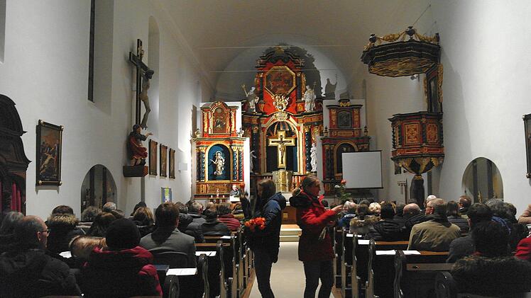 Passend zur Geschichte "Vom unsichtbaren Königreich" wurden in der Segensfeier für Liebende in der Klosterkirche am Volkersberg Rosen an die Besucher verteilt. Stephanie Elm