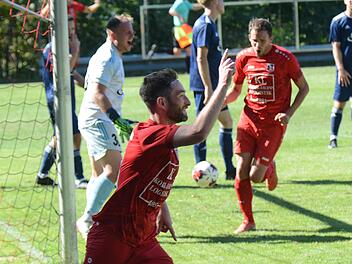 Unser Bild zeigt Fuchsstadts Sebastian Bartel (vorne) nach seinem Treffer zum 2:0. Trotzdem wurde es noch spannend. Foto: ssp
