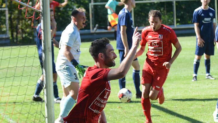 Unser Bild zeigt Fuchsstadts Sebastian Bartel (vorne) nach seinem Treffer zum 2:0. Trotzdem wurde es noch spannend. Foto: ssp