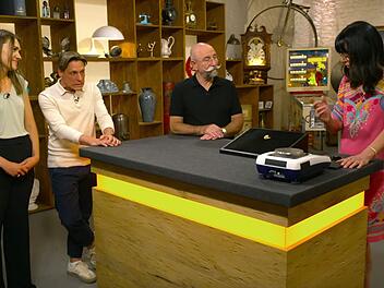 Sara und Sebastian aus M&uuml;lheim an der Ruhr hielten ihre Brosche f&uuml;r wenig spektakul&auml;r und wollten sie ohne gro&szlig;es Bedauern bei Horst Lichter in der Montagsausgabe von "Bares f&uuml;r Rares" abgeben. Doch in der ZDF-Tr&ouml;delshow nahm die Geschichte eine &uuml;berraschende Wendung - dank Expertin Heide Rezepa-Zabel ...