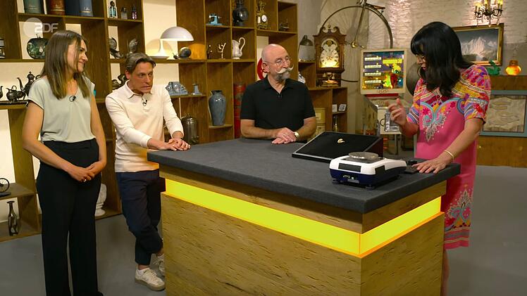 Sara und Sebastian aus M&uuml;lheim an der Ruhr hielten ihre Brosche f&uuml;r wenig spektakul&auml;r und wollten sie ohne gro&szlig;es Bedauern bei Horst Lichter in der Montagsausgabe von "Bares f&uuml;r Rares" abgeben. Doch in der ZDF-Tr&ouml;delshow nahm die Geschichte eine &uuml;berraschende Wendung - dank Expertin Heide Rezepa-Zabel ...