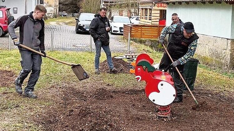Gro&szlig;e und kleine Helfer bei der Spielplatzpflege die Naturfreunde Kleinziegenfeld mit B&uuml;rgermeister Michael Zapf (Zweiter von links), Ortsprecher Reinhard Sch&uuml;tz (links) und Vorsitzender Melanie Dornh&ouml;fer (Achte von links)