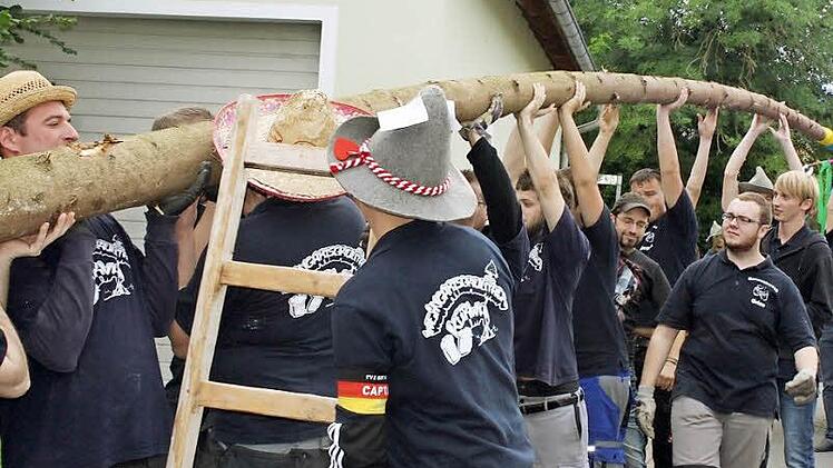 Beim Baumaufstellen hatten die Weingartsgreuther Kerwasburschen keine Schwierigkeiten.  Fotos: Sonja Werner