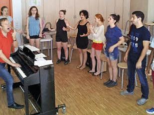 Musik ist international: Oliver Kunkel hat keine Verständigungsprobleme mit seinen Workshop-Teilnehmern.  Foto: Sabine Weinbeer