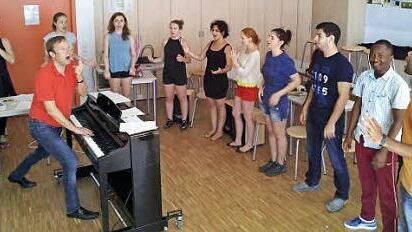 Musik ist international: Oliver Kunkel hat keine Verständigungsprobleme mit seinen Workshop-Teilnehmern.  Foto: Sabine Weinbeer