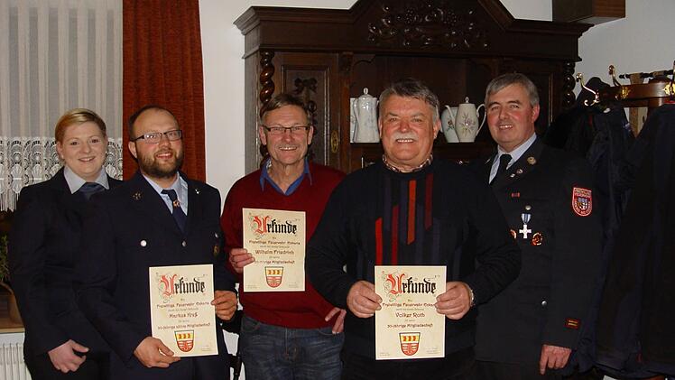 Ehrungen standen bei der Feuerwehr Eckarts an (von links): Jennifer Stoeck, Markus Kreß, Bürgermeister Wilhelm Friedrich, Volker Roth und KBM Wolfgang Kenner. Foto: Brigitta Kempe-Wolf