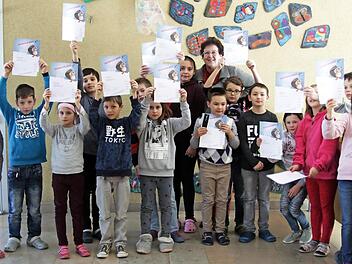 300 Euro für alle und eine Urkunde für jeden Einzelnen gab es für die Kombiklasse 3 und 4 der Pressecker Grundschule, die mit Lehrerin Inge Zeitler am bundesweiten Wettbewerb "Informatik-Biber" teilgenommen hatte. Justin Hillebrand (Siebter von rechts) erhielt sogar einen Sonderpreis. Foto: Klaus Klaschka