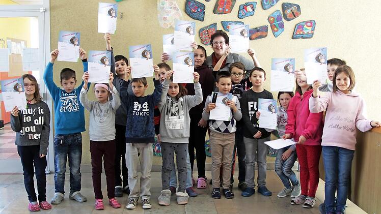 300 Euro für alle und eine Urkunde für jeden Einzelnen gab es für die Kombiklasse 3 und 4 der Pressecker Grundschule, die mit Lehrerin Inge Zeitler am bundesweiten Wettbewerb "Informatik-Biber" teilgenommen hatte. Justin Hillebrand (Siebter von rechts) erhielt sogar einen Sonderpreis. Foto: Klaus Klaschka