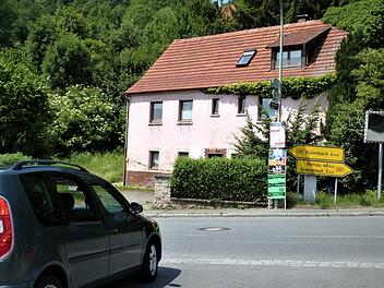 Die Gemeinde Ködnitz will das Gebäude Kauerndorf 19 käuflich erwerben. Nach dem Abriss soll hier im Rahmen der Dorferneuerung ein Platz gestaltet werden.  Foto: Werner Reißaus