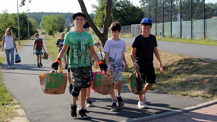 Die Müllsammler waren mit großem Eifer bei der Sache.   Foto: Richard Sänger