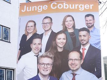 Hier noch einträchtig auf einem gemeinsamen Plakat: Alper Hasirci (Mitte, rechts) sowie die beiden JC-Vorsitzenden Maximilian Forkel (vorne, links) und Kurt Knoch (vorne, rechts).Foto: Jochen Berger