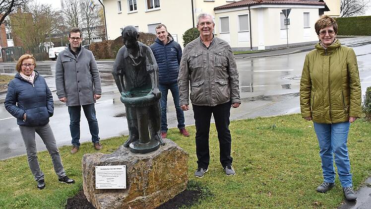 Die Bronzeskulptur, die ein Stück Redwitzer Industriegeschichte dokumentiert, wurde mit dem Anbringen der Gedenktafel im Beisein von Bürgermeister Jürgen Gäbelein, Stephan Arndt, Wolfgang Gänslein (beide Bürgerverein) sowie den beiden Vorsitzenden des Obst- und Gartenbauvereins Christa Partheymüller (rechts) und Rita Vogel offiziell eingeweiht.