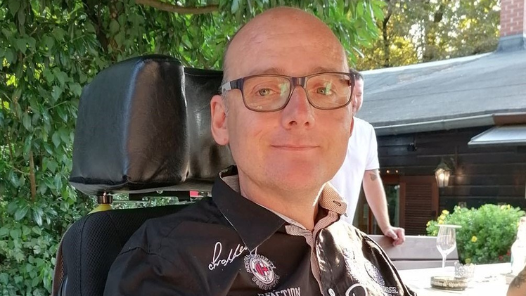 Neustadt: Verzweifelter Rollstuhlfahrer sucht Pflegekraft bei Facebook - "benötige für jeden Mist Hilfe"