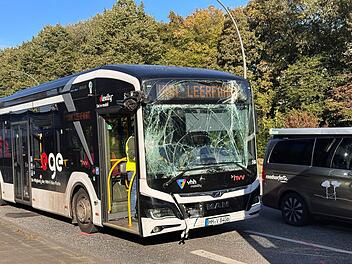Grundschulklasse befand sich in Bus: 20 Personen nach Unfall verletzt - eine Schwangere schwer
