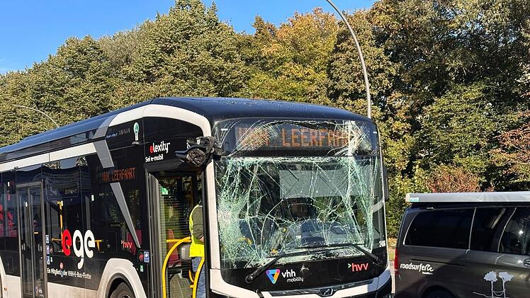 Zwei Busse in Hamburg zusammengestoßen