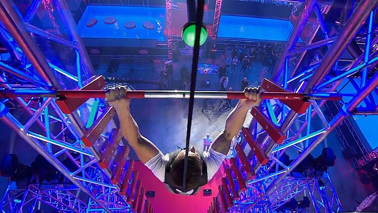 "Leckomio de la Blanca, der Newbie geht ab wie Schmidts Katze!" Buschi brüllt seine Begeisterung raus, als sich Michael Dampc den Stahlturm empor kämpft. "Der ist so alt wie die beiden Burschen vor ihm zusammen", meint Köppen. Aber Michael kommt auch doppelt so weit, nämlich bis an den Buzzer. 24,81 Sekunden. Kann Kim Marschner das toppen?