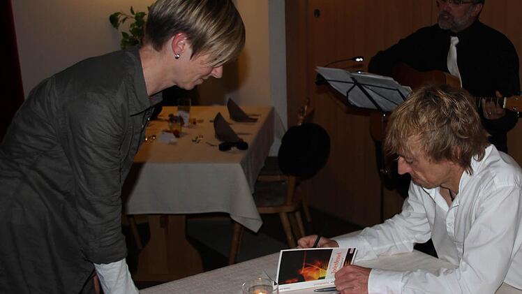 Katja Streng beim Signieren.