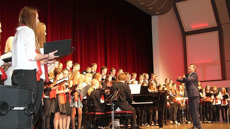 So schön kann Chorgesang sein: Der Schulchor zeigte unter der Leitung von Hubertus Baumann beachtliche Sangesgewalt