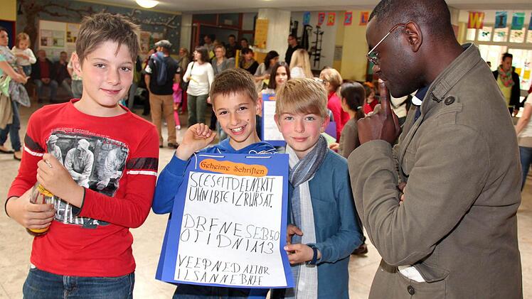 Gast Christian Bouwe versucht die Geheimschrift zu entziffern. Foto: Johanna Blum