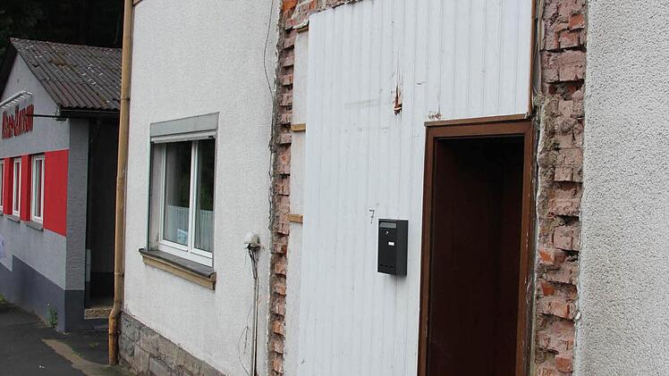 So groß wie die Pflasterfläche war der Windfang, Darüber befand sich der Balkon.