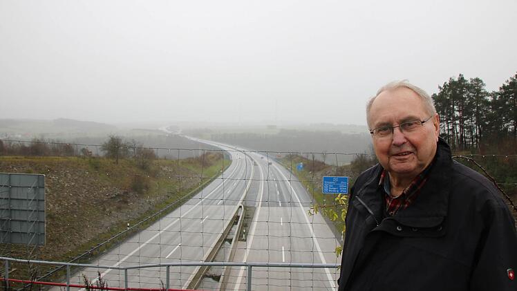 Eduard Lintner an der Autobahn. Foto: Ralf Ruppert
