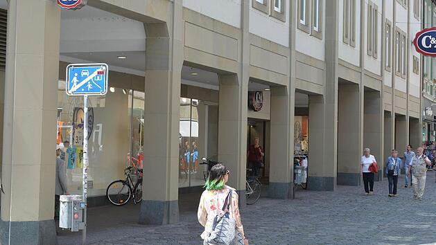 Stadtbildprägend aber nicht mehr als zeitgemäß empfunden: der Eingang von C&A mit der langen Arkadenreihe wird umgebaut.   Fotos: Ronald Rinklef