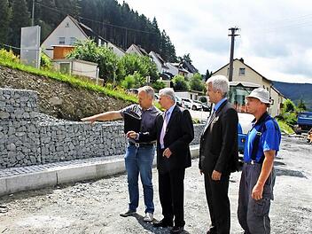 So wird's gemacht: Derzeit wird der letzte Bauabschnitt der KC 26 in Ludwigsstadt in Angriff genommen. Im Bild von links: der Sachgebietsleiter Tiefbau, Günther Dressel, Landrat Oswald Marr, Bürgermeister Timo Ehrhardt sowie Dieter Kürschner (Kürschner Straßen- und Tiefbau) machten sich vor Ort ein Bild.  Foto: Veronika Schadeck