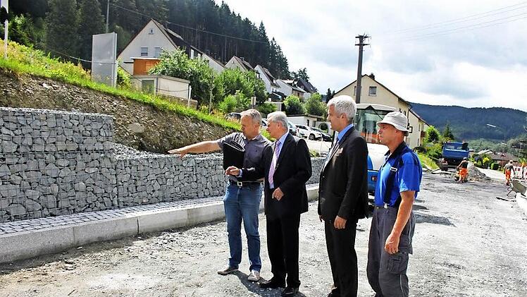 So wird's gemacht: Derzeit wird der letzte Bauabschnitt der KC 26 in Ludwigsstadt in Angriff genommen. Im Bild von links: der Sachgebietsleiter Tiefbau, Günther Dressel, Landrat Oswald Marr, Bürgermeister Timo Ehrhardt sowie Dieter Kürschner (Kürschner Straßen- und Tiefbau) machten sich vor Ort ein Bild.  Foto: Veronika Schadeck