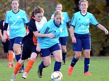 SC Gremsdorf - TSV Ebermannstadt. Keine Berührungsängste hatten die "Bixn" um Angelika Meier (Mitte), die sich einen Punkt verdient gehabt hätten, aber leer ausgingen. Foto: herzopress