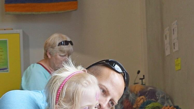 Gro&szlig;e und kleine Besucher versuchten sich beim St&auml;bchenweben.