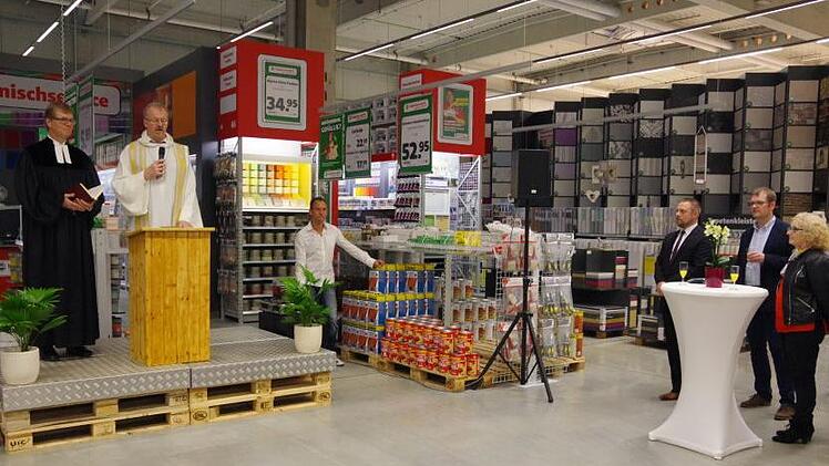 Pfarrer Martin Gundermann und Domkapitular Thomas Teuchgräber weihten den Karst-Hagebaumarkt ein. Foto: Heike Schülein