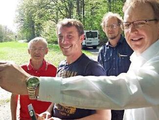Gemeinsam mit dem Frankenwaldverein sollen Wanderwege im K&uuml;ps Gemeindegebiet beschildert werden. Wegewart Bj&ouml;rn Stumpf befestigte das erste Wegzeichen am &ouml;kologisch-botanischen Lehrpfad in Schm&ouml;lzVon links: Dieter Wedel, Bj&ouml;rn Stumpf, Walter N&auml;her und B&uuml;rgermeister Bernd Rebhan Foto: privat