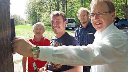 Gemeinsam mit dem Frankenwaldverein sollen Wanderwege im K&uuml;ps Gemeindegebiet beschildert werden. Wegewart Bj&ouml;rn Stumpf befestigte das erste Wegzeichen am &ouml;kologisch-botanischen Lehrpfad in Schm&ouml;lzVon links: Dieter Wedel, Bj&ouml;rn Stumpf, Walter N&auml;her und B&uuml;rgermeister Bernd Rebhan Foto: privat