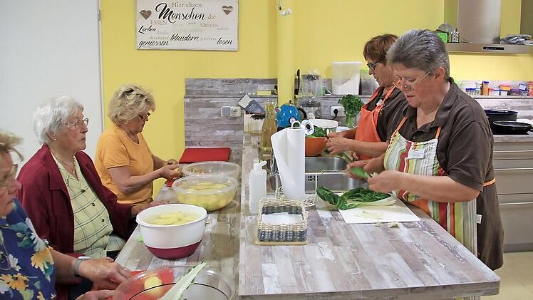 Diana Reißig (vorne rechts) und Brigitte Deuerling (rechts) kochen gemeinsam mit Senioren frischen Mangold in der Tagespflege "Lebenswert" in Lichtenfels.  Fotos: Jutta Rudel