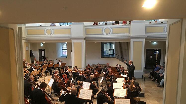 Eine faszinierende Interpretation der "Achten" von Anton Bruckner gelang dem Philharmonischen Orchester des Landestheaters unter Leitung von Roland zum Abschluss der Konzertsaison. Das begeisterte Publikum dankte mit stehenden Ovationen.Foto: Jochen Berger