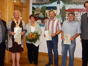 Die Ehrungen nahmen Vorsitzender Kurt Paulus (links) und Baron Maximilian von Rotenhan (rechts) vor. Zu Ehrenmitgliedern des FC Rentweinsdorf wurden ( von links) Sylvia Haagen- Kaim, Bernd Schleicher und Dietrich Steiner ernannt. Petra Rippstein (Dritte von links), wurde f&uuml;r besondere Verdienste geehrt.Horst Schneider