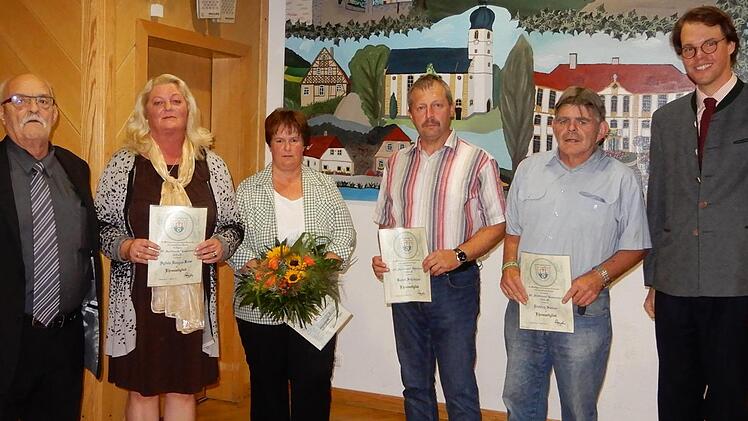 Die Ehrungen nahmen Vorsitzender Kurt Paulus (links) und Baron Maximilian von Rotenhan (rechts) vor. Zu Ehrenmitgliedern des FC Rentweinsdorf wurden ( von links) Sylvia Haagen- Kaim, Bernd Schleicher und Dietrich Steiner ernannt. Petra Rippstein (Dritte von links), wurde f&uuml;r besondere Verdienste geehrt.Horst Schneider