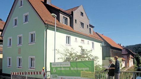 Sechs moderne Wohnungen entstehen im alten Rathaus am Rodachufer in Steinwiesen. Die Außenfassade erstrahlt bereits in neuem Glanz, wie Bürgermeister Gerhard Wunder (li.) und Architekt Martin Herrmann erfreut betrachten. Foto: Susanne Deuerling