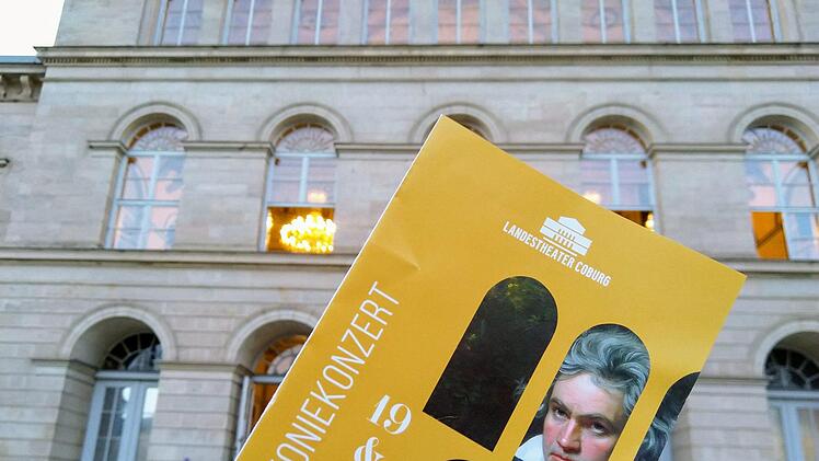 Reichlich Beifall verdienten sich Johannes Braun als Dirigent und das Philharmonische Orchester beim Auftakt-Konzert im Landestheater Coburg.Foto:Jochen Berger