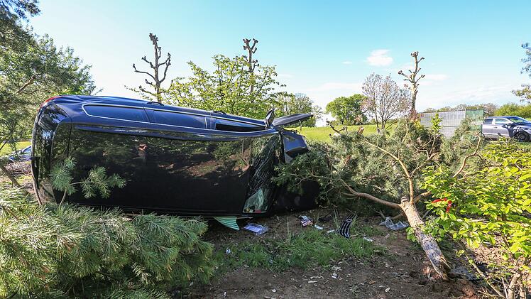 Auto kommt von Stra&szlig;e ab und kracht in Baumschule: Fahrer &uuml;bersteht Unfall leicht verletzt