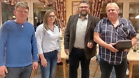 Der Gartenbauverein Weilersbach hat eine neue F&uuml;hrung: von links im Bild Zweiter Vorsitzender Roland Maltenberger, Vorsitzende Ulrike Kr&uuml;ger, B&uuml;rgermeister Marco Friepes und der f&uuml;r 25 Jahre Mitgliedschaft geehrte Ottmar Kraus.