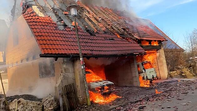 Scheune in H&ouml;flas ger&auml;t in Vollbrand