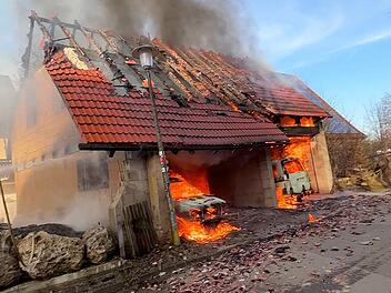 Scheune in Höflas gerät in Vollbrand