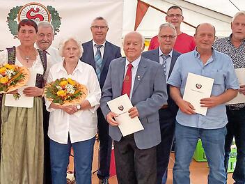 Bürgermeister Wolfgang Möhrlein, Hedwig Kopka, Bernhard Kopka, Maria Dorscht, Zweiter Vorsitzender Robert Puff, Johann Schmitt, Vorsitzender Harald Götz, Martin Harmann, Klaus Kunz, Karl Heinz Dorscht und Harald Schmid (v.l.)