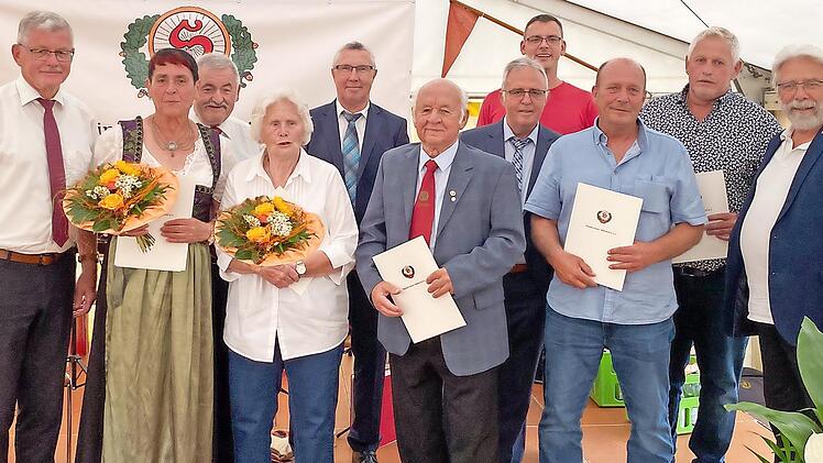 Bürgermeister Wolfgang Möhrlein, Hedwig Kopka, Bernhard Kopka, Maria Dorscht, Zweiter Vorsitzender Robert Puff, Johann Schmitt, Vorsitzender Harald Götz, Martin Harmann, Klaus Kunz, Karl Heinz Dorscht und Harald Schmid (v.l.)