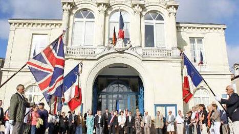 Auf dem Rathausplatz von Ancenis gedachten Vertreter aller drei Partnerstädte am Samstag der Gefallenen der beiden Weltkriege.
